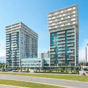 Beautiful Seaside View - 4 Oceans Premium Apartament